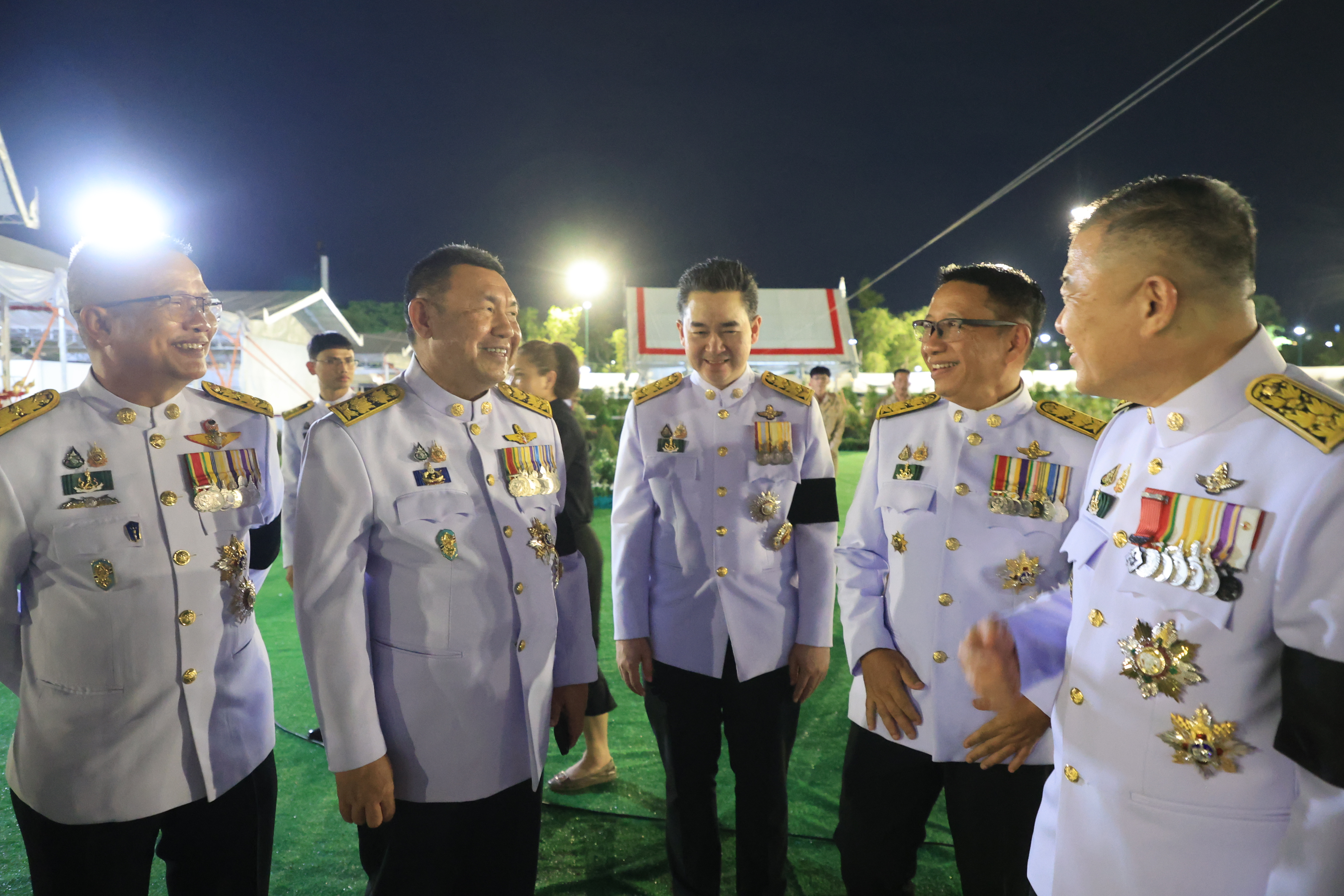 title - ปลัดเกษตรฯ ผู้ทำหน้าที่พระยาแรกนา พร้อมด้วยเทพีคู่หาบทองและเทพีคู่หาบเงิน ทำพิธีล้างมือพระยาแรกนา และเจิมหน้าพระโค